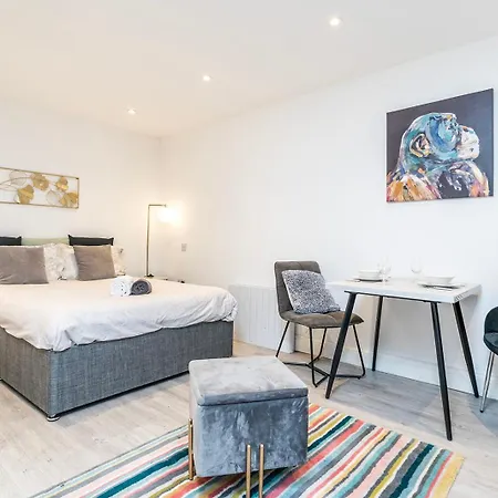 Cosy 1 Bedroom Studio Walking Distance To Mall With Parking Available